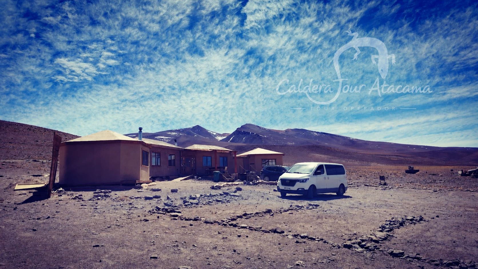 Refugio y vehículo en la alta cordillera de Atacama High Altitude