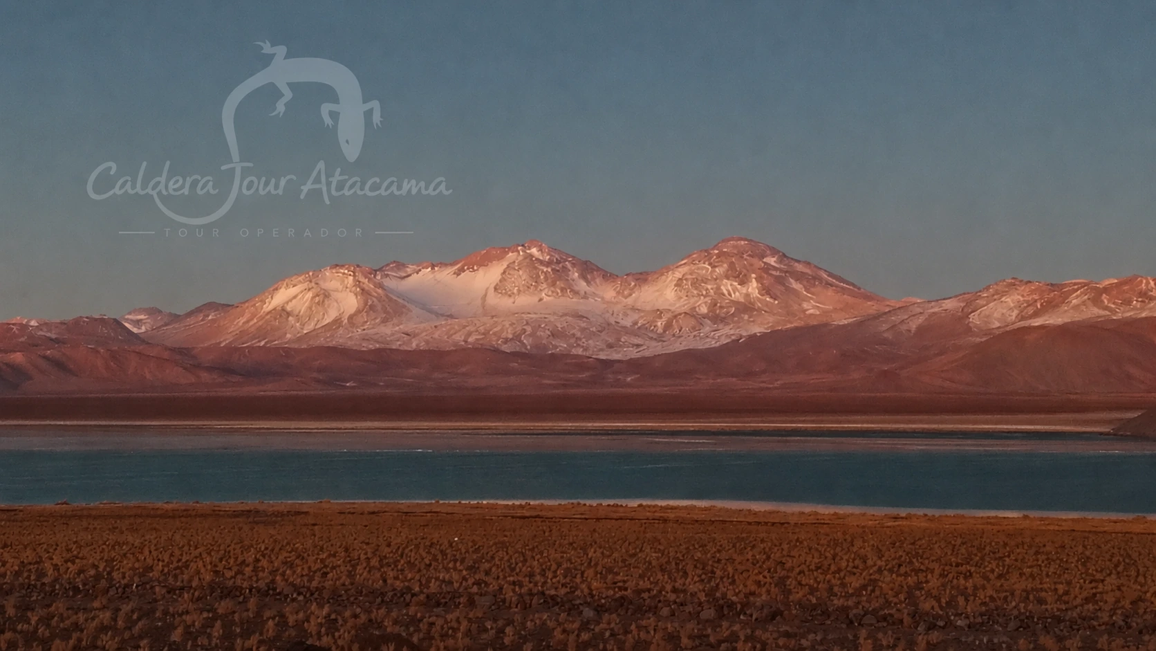 Laguna y cumbres de Atacama High Altitude al atardecer