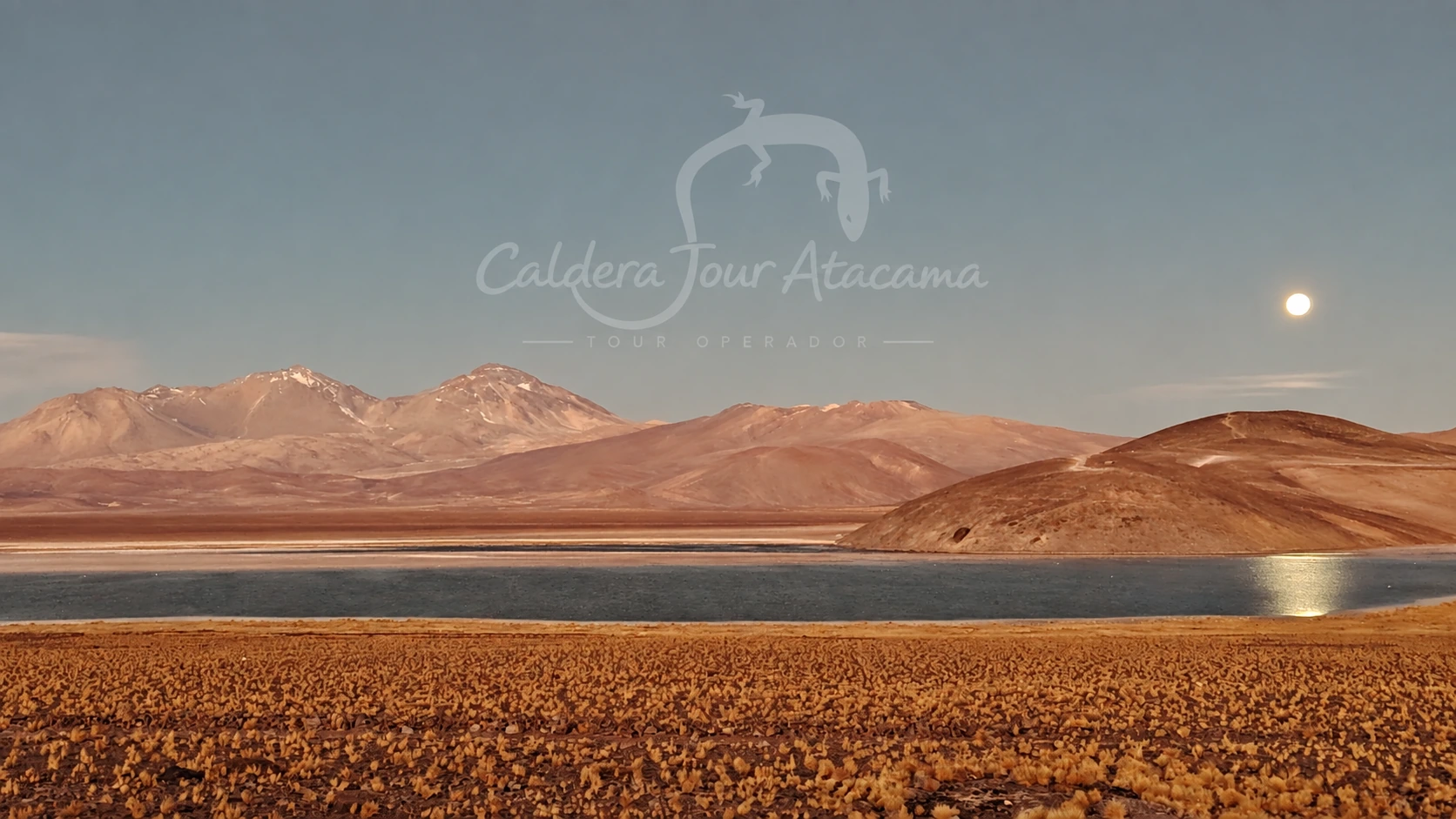 Laguna de altura con paisaje cordillerano y luna visible