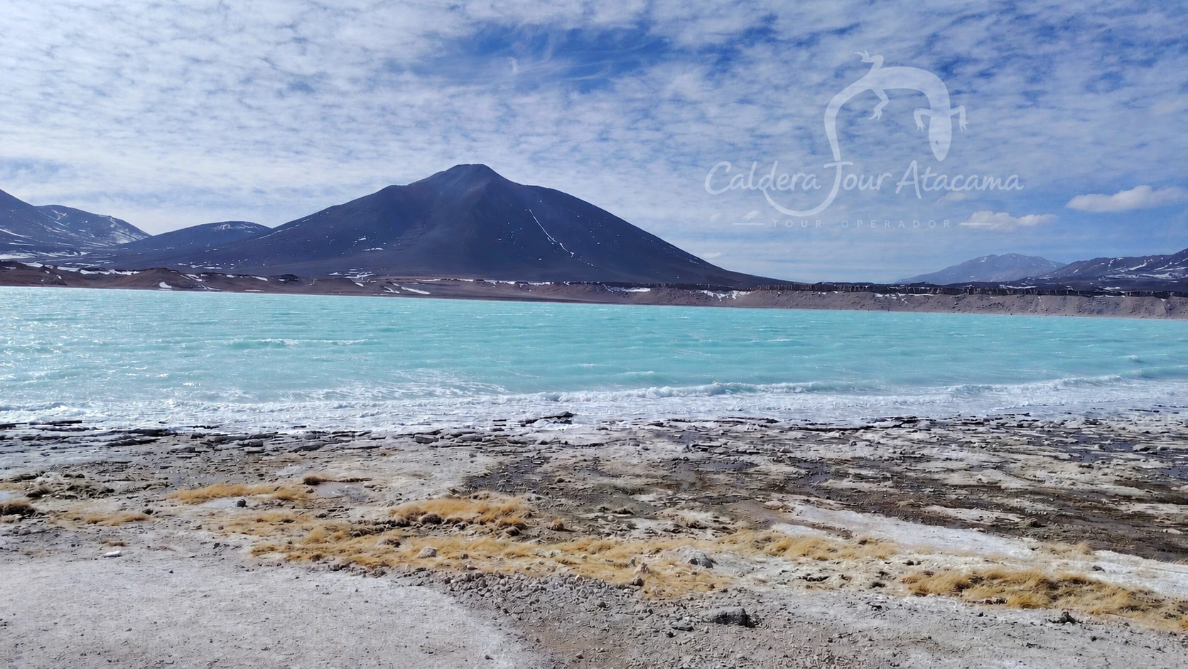 Laguna turquesa y cordillera en Atacama High Altitude