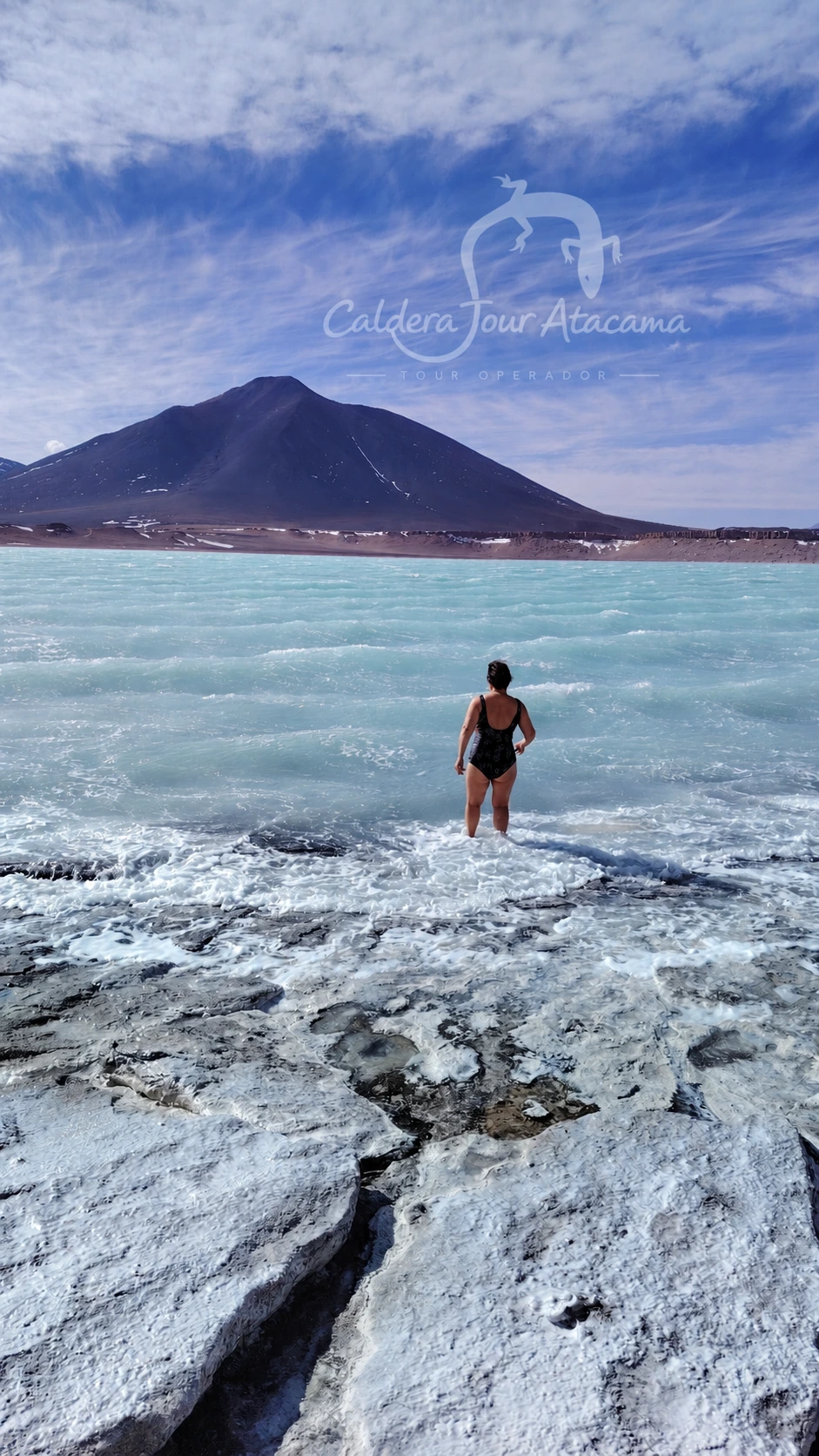 Orilla de laguna turquesa en Atacama High Altitude