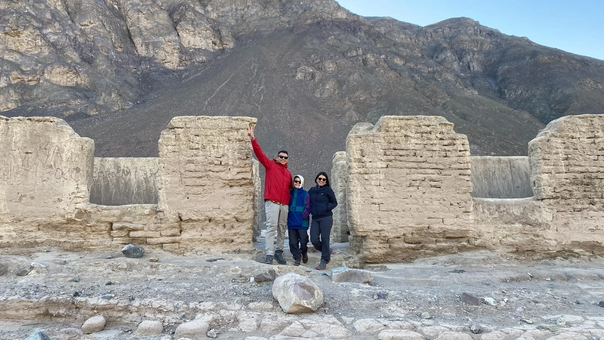 Caseta de piedra junto a una laguna en Puquios, huella humana en la ruta