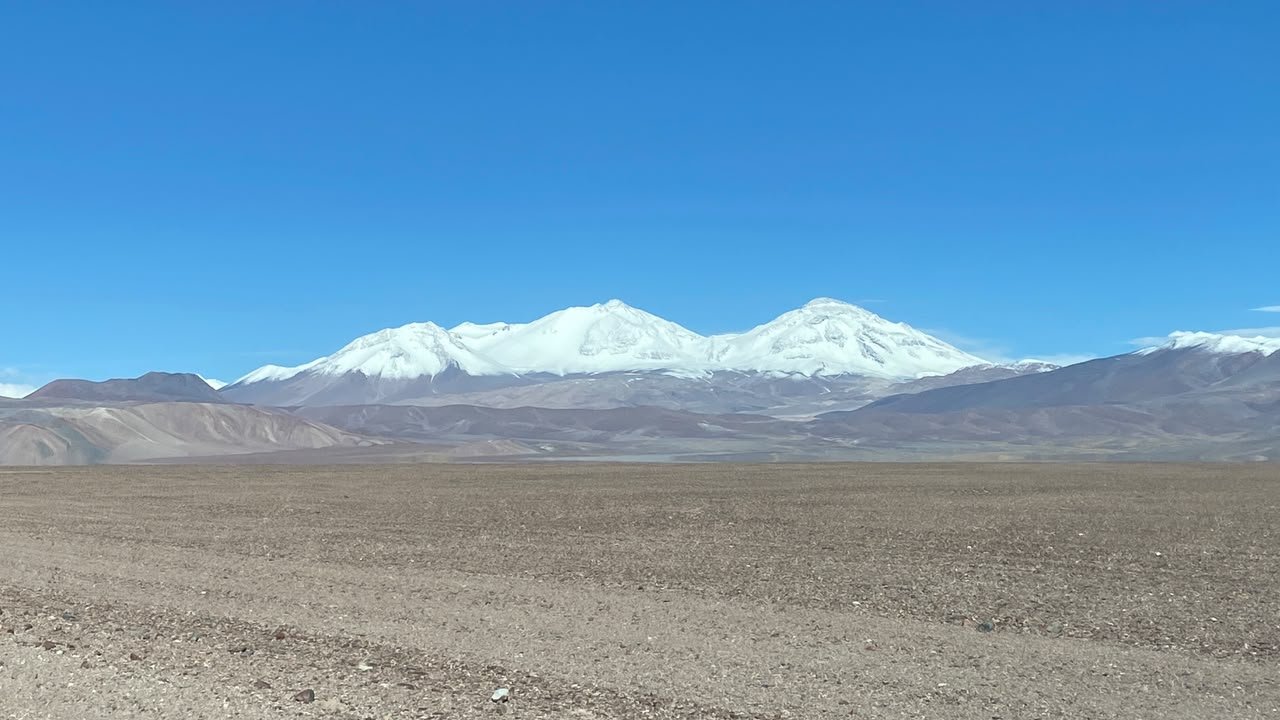 Laguna turquesa y montaña en el sector de Nevado Tres Cruces